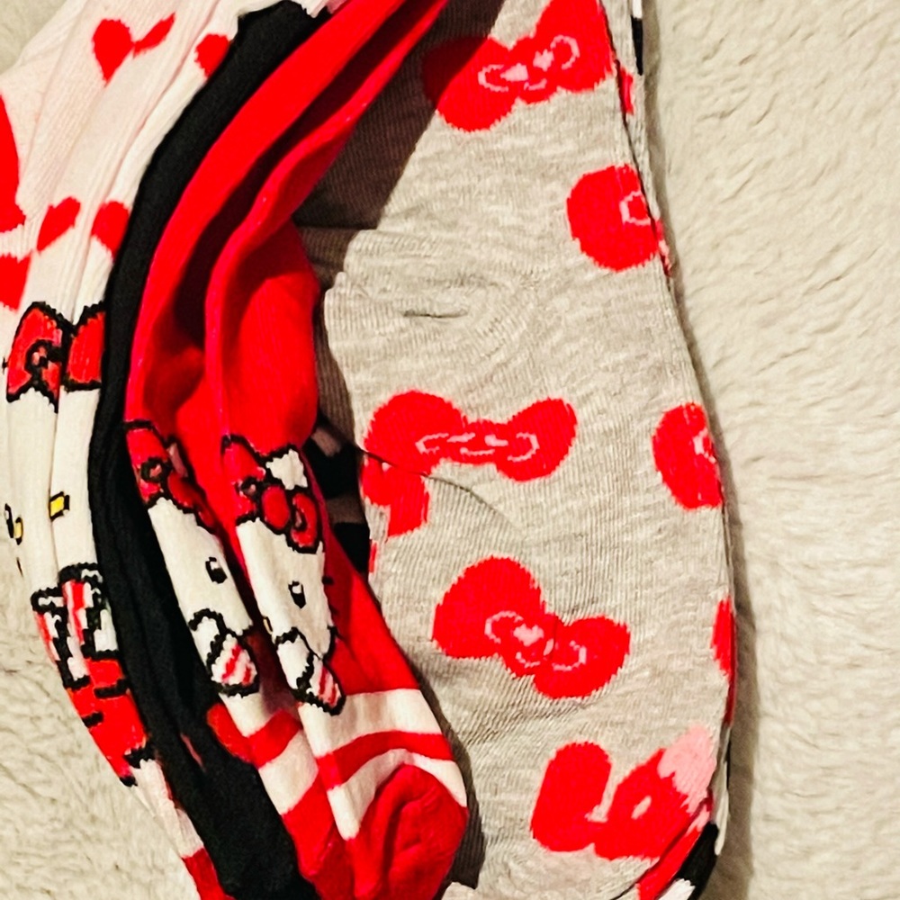 Sanrio Hello Kitty Valentine’s Socks pack of 5 pairs - Picture 5 of 7